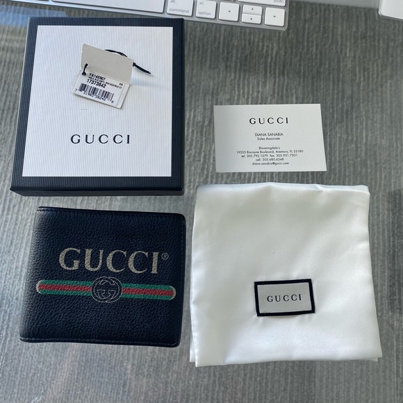 Authentic Gucci Logo 8 Card Bifold Wallet - Picture 2 of 11